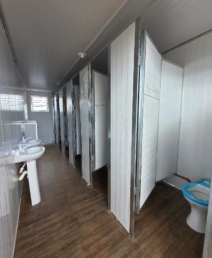 Container modular sanitário coletivo
